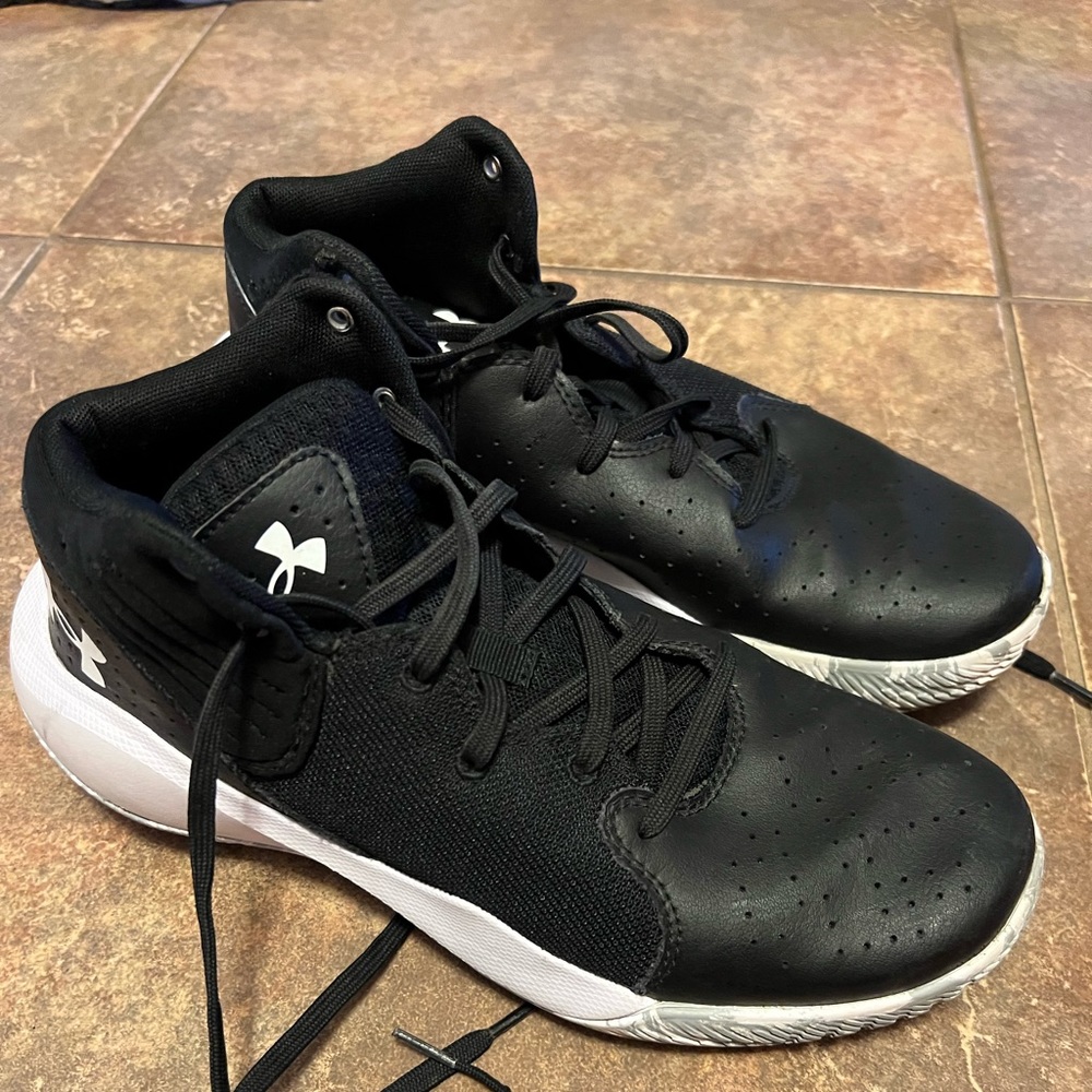 Boys/mens size 8.5, womens size 10 Under Armour Basketball shoes